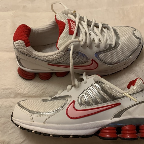 Woman’s Nike Shox - Picture 2 of 4